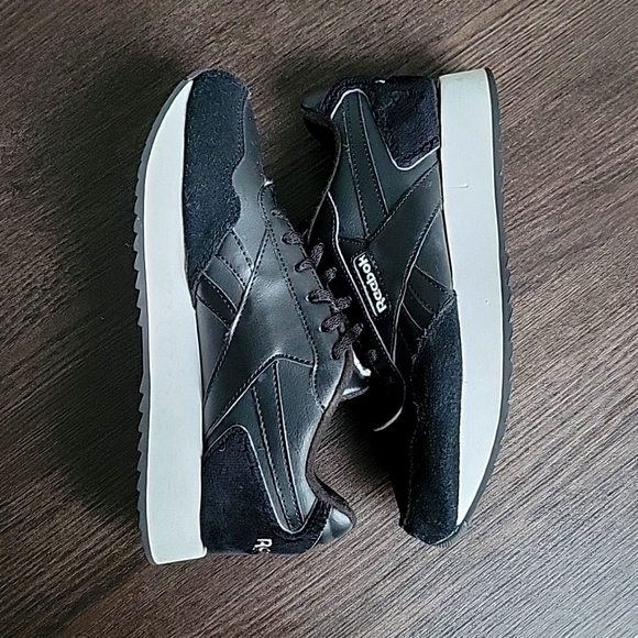 Reebok - Picture 3 of 5